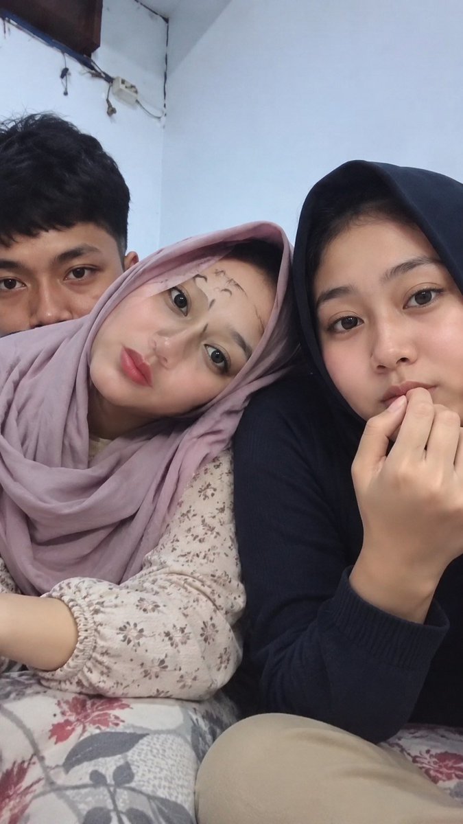gelandfang's tweet photo. mbak dini dan mbak zel bareng ∆dkny
https://t.co/Qh2RPaHgyx https://t.co/WLHLwhPrkL