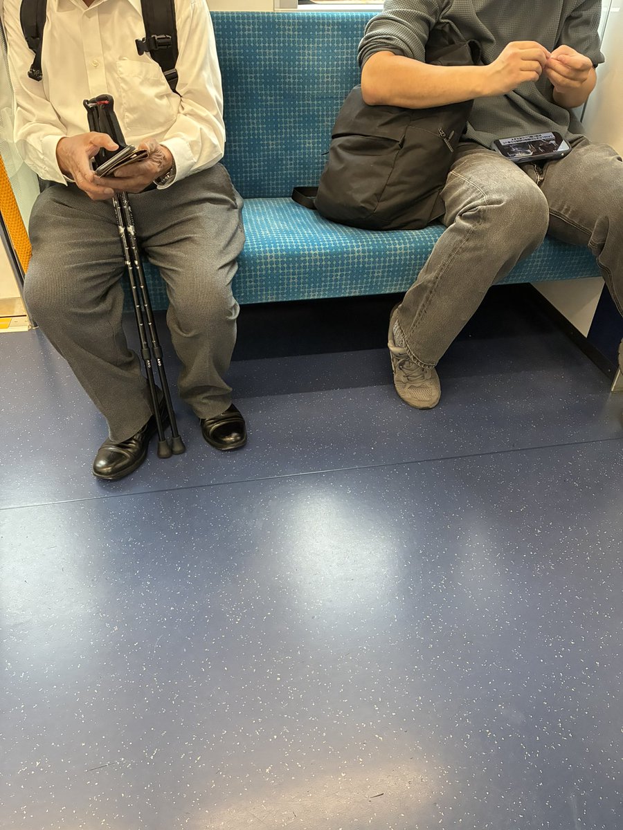 appleapplegold's tweet photo. 見て、この若者

高齢者、体調悪い方用の電車の椅子にてリュック席に置くは、体拭くシートでワキ、首、顔を拭いている

これは、中国人だろうか

あるいは、ジャパニーズ？ https://t.co/SB59rbyp72