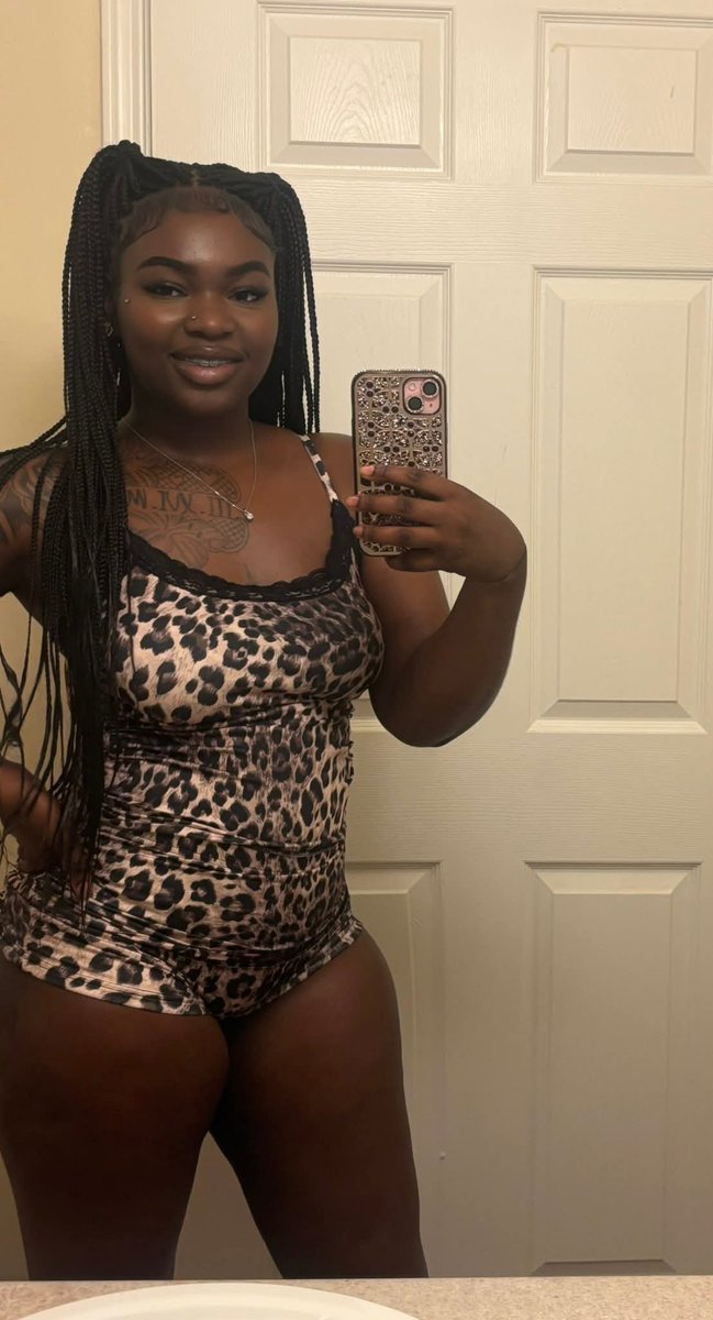melaninvyx's tweet photo. y'all better act like you've seen a pretty girl before 🖤. https://t.co/mV2SckYRxm