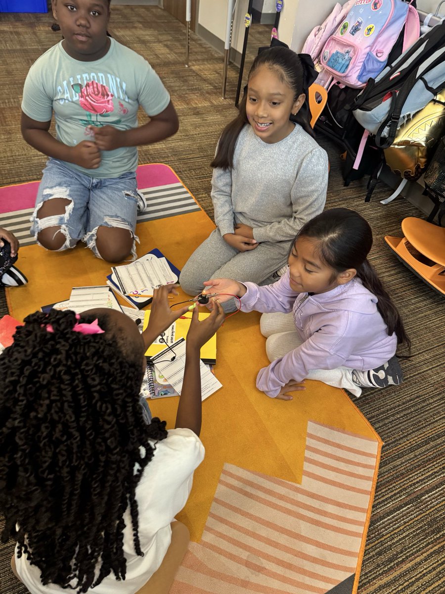 RReniekaw's tweet photo. Today was a great day back with My Proud Family. In Science students were challenged in different stations to make their fan spin, buzzer sound and bulb light up. This was so much fun ! @Humble_Science @HumbleISD_ACE https://t.co/9van7ewwHW