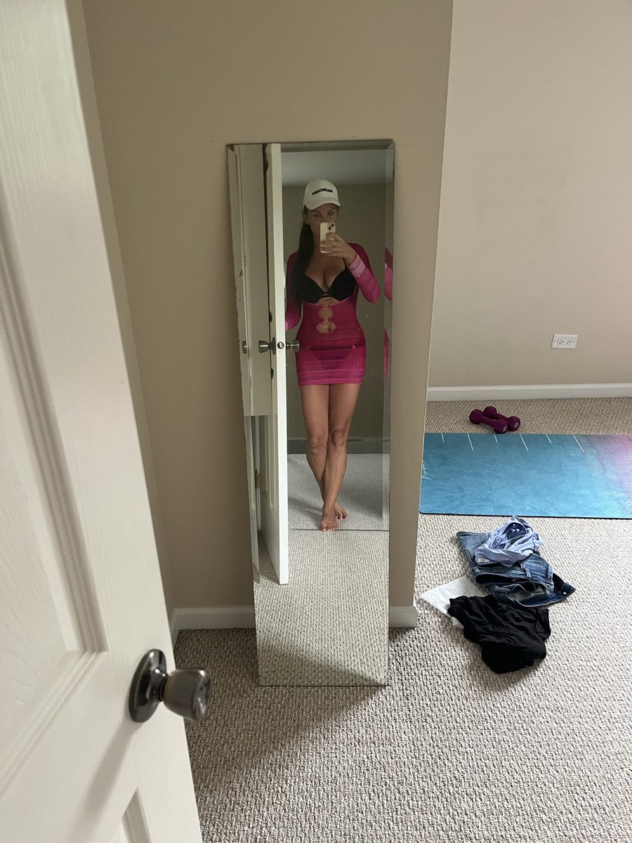QueenCali1023's tweet photo. Meet your Superior! Bow down to your knees and tribute this queen! Remember to say Your Highness!💰 👑 This beauty doesn’t edit any photos. All natural baby! #lifestyle #findomgoddess #goon #edge https://t.co/PuyNslpvVO