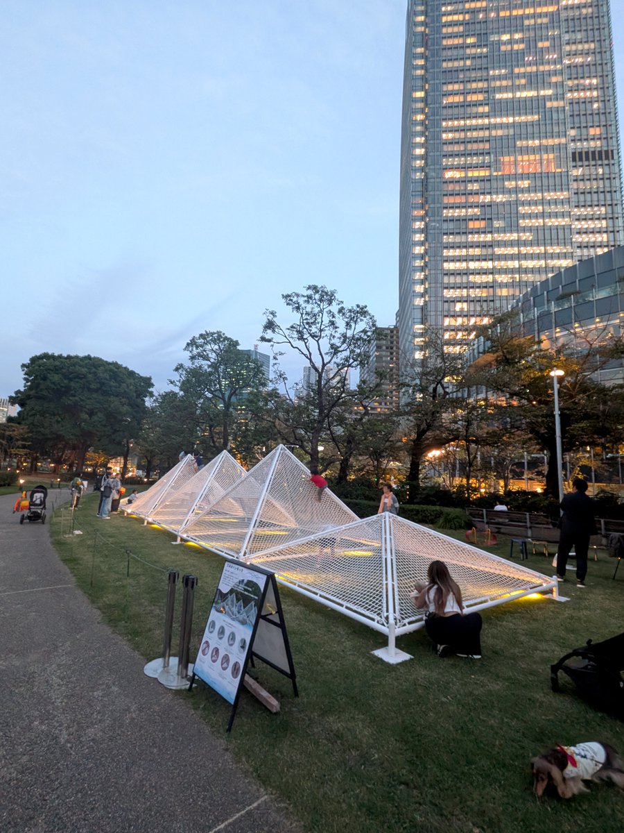 JapanArchitects's tweet photo. 【EXHIBITION】#東京ミッドタウン の秋のデザインの祭典DESIGN LIVEが11月4日まで開催!永山祐子建築設計による「うみのハンモック」と、ミラノで発表したBASE TIMES kawaguchi(川口の金属加工5社×石田和人)の高度な金属加工技術による作品群はミッドタウン・ガーデンにて10月27日まで)#DESIGNLIVE https://t.co/xeeCAGCGvt