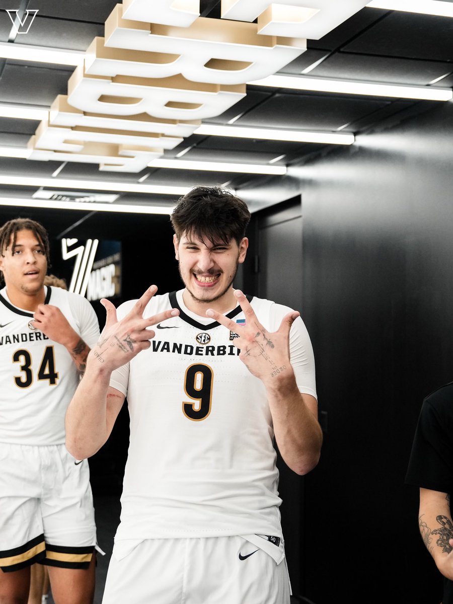 VandyMBB's tweet photo. First W in Memorial this season https://t.co/uIq1rEvGzm