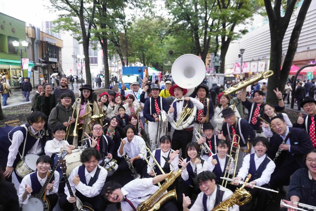 jazzinfuchu's tweet photo. 今週末10月25日(日)開催！
#JAZZinFUCHU では誰でも参加できるイベントがあります♪

#パレード
場所：パレードエリア
時間：14:40〜15:15
　けやき並木で洗足学園音楽大学ジャズブラスガンボによるパレードを開催。飛び入り自由。楽器を持ってご参加を！

詳細はこちら！
https://t.co/vZy1iYdmv6 https://t.co/zvriDLblbi