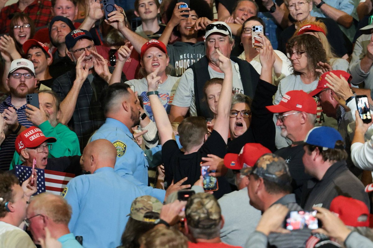 Acyn's tweet photo. Protester giving a double salute while being removed from Trump’s Kansas rally 

REUTERS/Jonathan Ernst https://t.co/FQ22XPto92