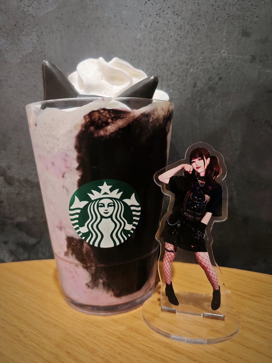 Hana_Fleur_T's tweet photo. おはよう🩷💜🖤
スタバの新作が #ハナトリオ だ😽🐾
『ブラックベリーヨーグルトフラペチーノ』ここは迷わず“黒耳ver.”🐈‍⬛

今週末に迫る #M3秋2026 だけど、その翌週は【東名阪ツアー】‼️年内ラストリアルイベント開幕🤘🏻🔥

出来たての激アツな新譜を引っ提げて舞い降りるから、天使たちに逢いに来てねーっ🪽✨

今日も素敵な１日を💫