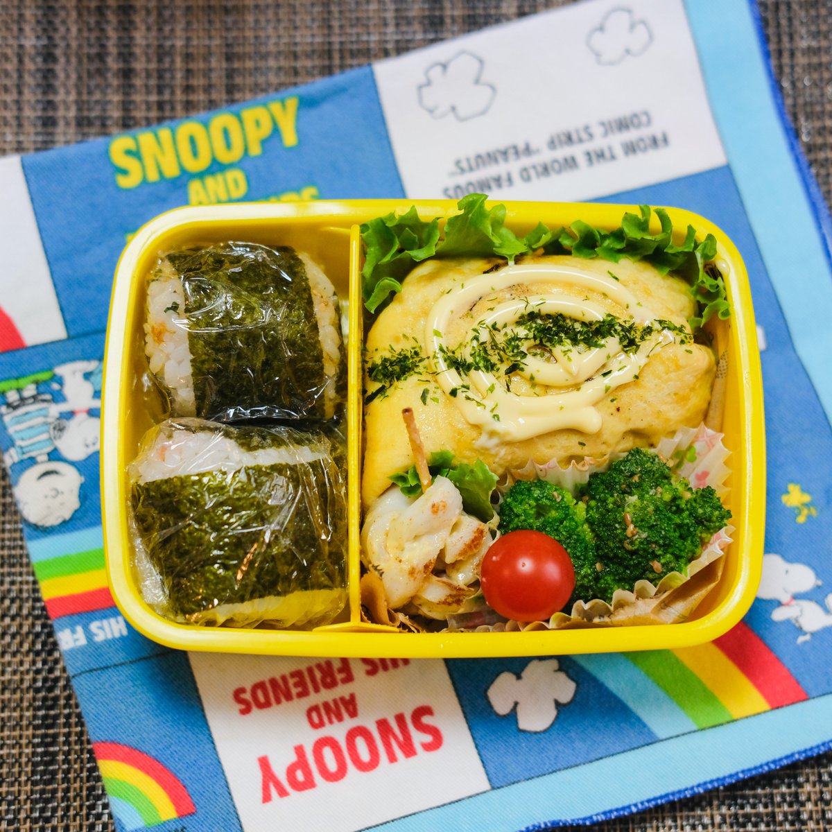 yoko_lunchbox's tweet photo. こんにちは☔

#昨日のお弁当

寒暖差が激しい日が続いています💦
暑すぎる秋晴れかと思いきや今日は朝から土砂降りil||li ☂ il||li
ようやく小降りになりました🌂

季節の変わり目、皆んな無事に過ごせますように🙏🍀*゜

#オムそば #おにぎり 
#社会人弁当
#OnigiriAction2026 https://t.co/C1D4f6OQcU