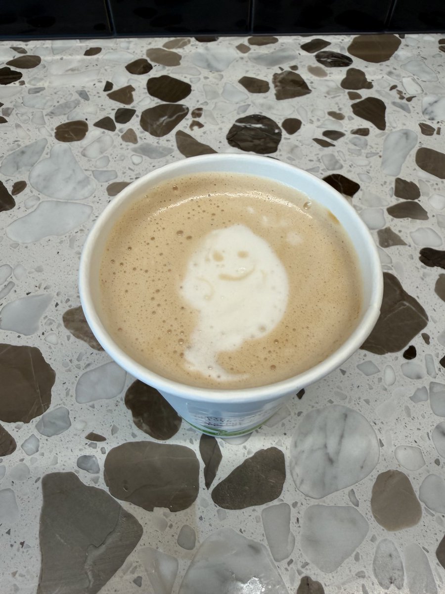 _kiriyako's tweet photo. 今日は微笑む幽霊の付いてるラテ👻 https://t.co/KZkuB0hYkv