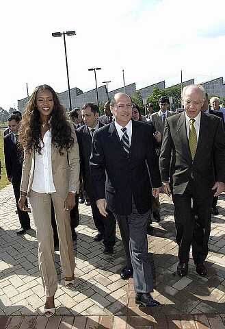 KourisPaula's tweet photo. Melhor que isso só a Naomi Campbell "inaugurando" a EACH com nosso grande DR.G! https://t.co/TjNNZm6mkO