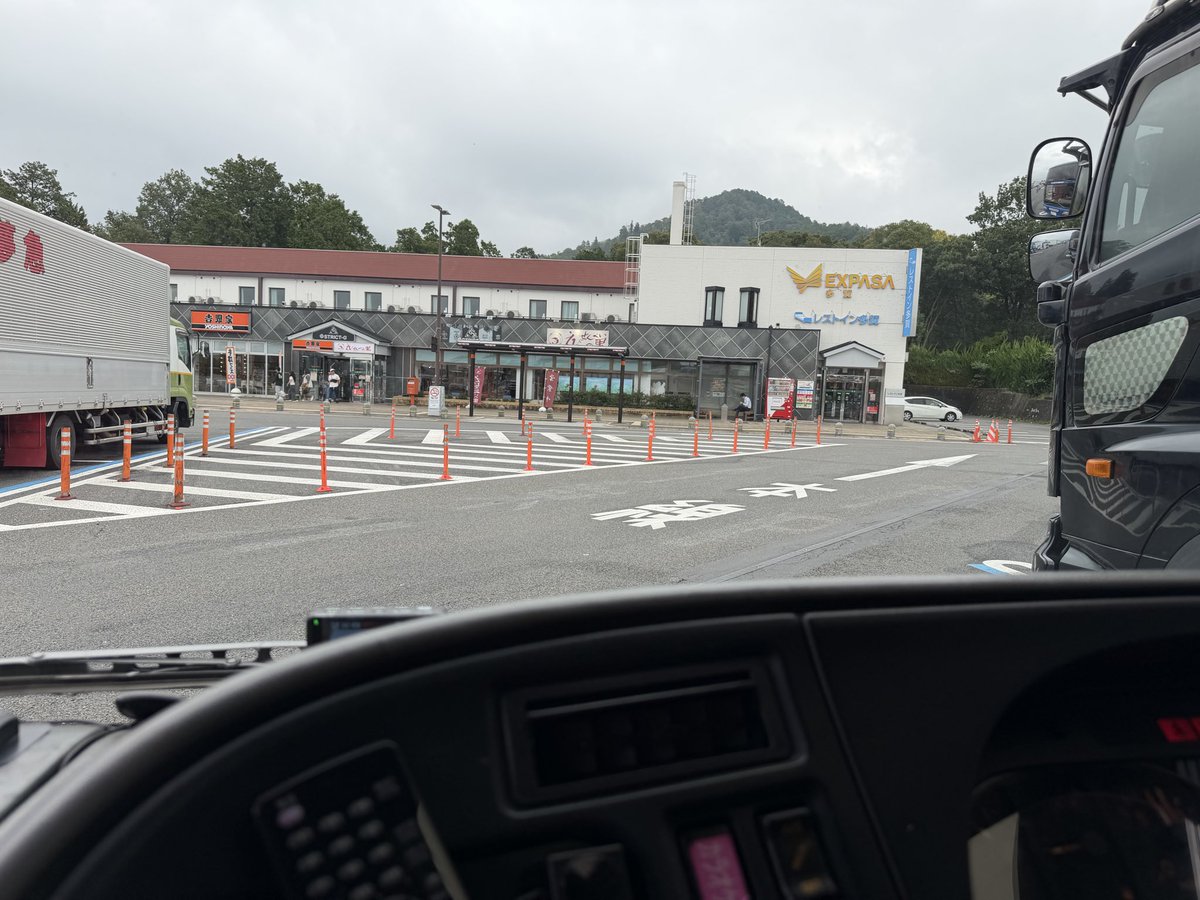 KouichiH67005's tweet photo. 全国社会人サッカー選手権大会⚽️
宮崎へ向け、2日目🚌💨
朝食に近江牛ちゃんぽんを頂き😋
滋賀多賀サービスエリアを出発‼️
＃nankatsu_staff 
＃南葛SCバス
＃翼バス https://t.co/viutvZEsTq