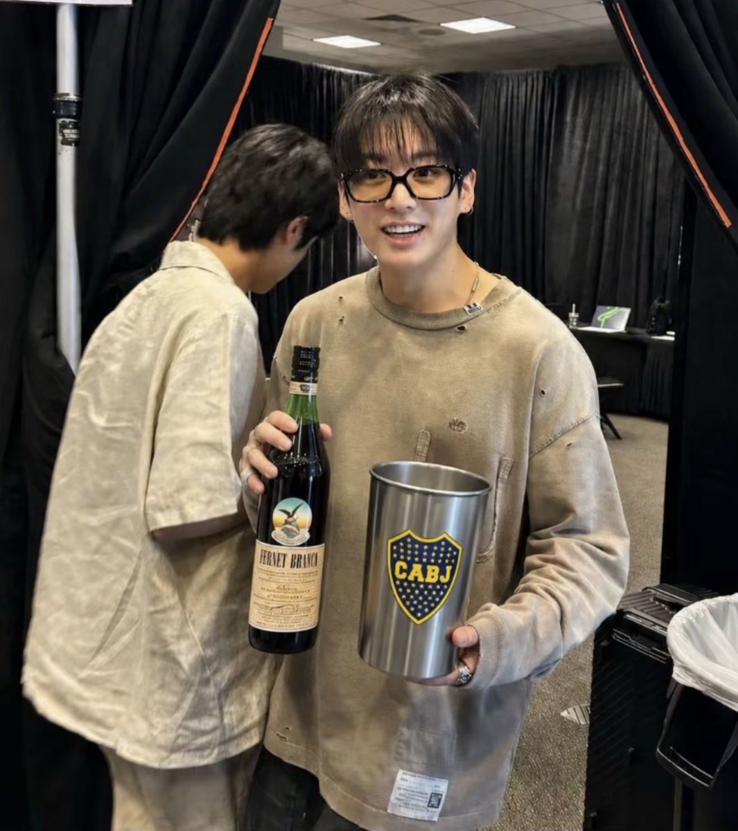 ggukvantie's tweet photo. para jungkook recién pisas argentina y ya andas escabiando wachin https://t.co/xVcWgIKr5J