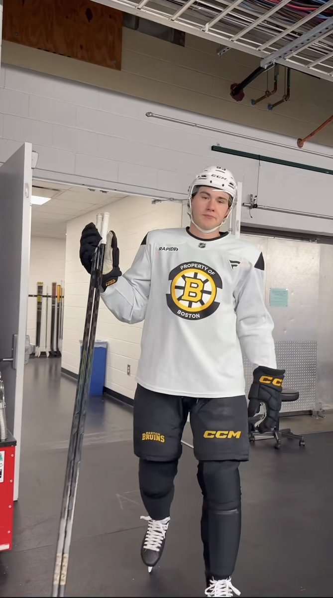 mediumguyenergy's tweet photo. Fraser looks so good in the new Bruins video, 
all my love to Bruinsmin https://t.co/RwDRmI7V0T