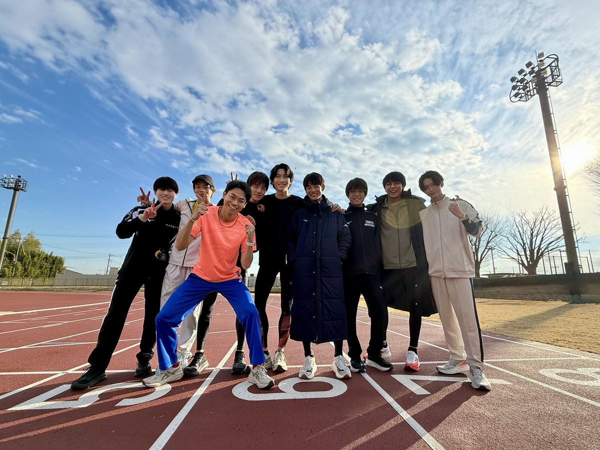 orehako_ntv's tweet photo. ／
#俺たちの箱根駅伝 オフショット📷
＼

寒空の下、撮影を頑張る
学生連合メンバーたち🏃‍♂️❄️
寒さを感じさせない
みんなの素敵な笑顔をお届け📸✨

第1・2話はTVerで無料配信中📺
🔗 https://t.co/u1356kjolP

小林虎之介
奥智哉
菅生新樹
庄司浩平
林裕太
樋之津琳太郎
堀家一希
齋藤璃佑
池田匡志

#俺たちの箱根駅伝
【第3話】10/24(土)よる9:00放送