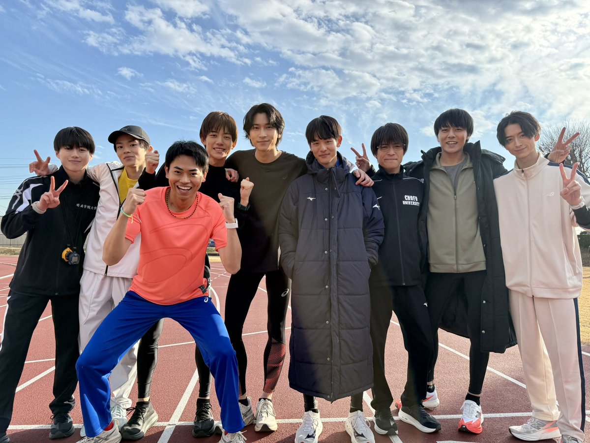 orehako_ntv's tweet photo. ／
#俺たちの箱根駅伝 オフショット📷
＼

寒空の下、撮影を頑張る
学生連合メンバーたち🏃‍♂️❄️
寒さを感じさせない
みんなの素敵な笑顔をお届け📸✨

第1・2話はTVerで無料配信中📺
🔗 https://t.co/u1356kjolP

小林虎之介
奥智哉
菅生新樹
庄司浩平
林裕太
樋之津琳太郎
堀家一希
齋藤璃佑
池田匡志

#俺たちの箱根駅伝
【第3話】10/24(土)よる9:00放送