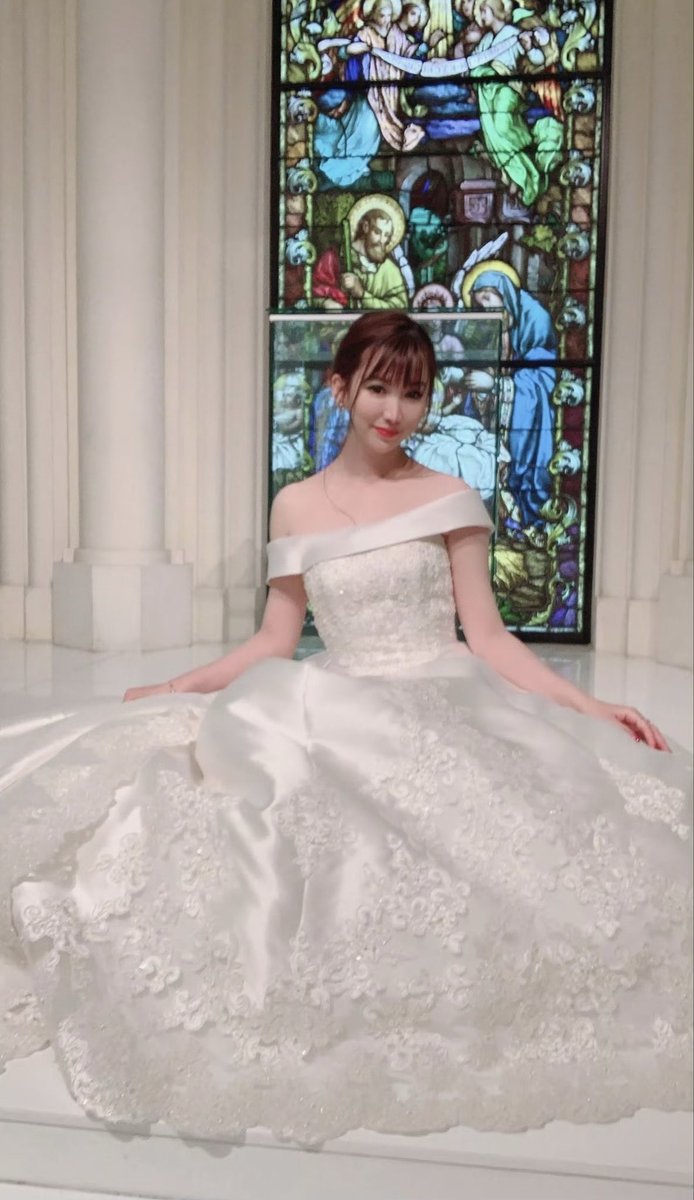 harunaxsD's tweet photo. これはウェディングドレスではなくて、フォーマルドレスなんですよ😊❤️ https://t.co/oP5ObJVSI0