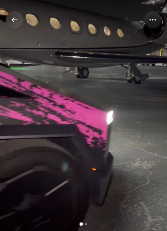 EvasFSD's tweet photo. Nicki Minaj arrives to get on her private jet in the coolest looking Cybertruck. Celebrities love Tesla! @Tesla 💕 https://t.co/jtYG4RZ7qS