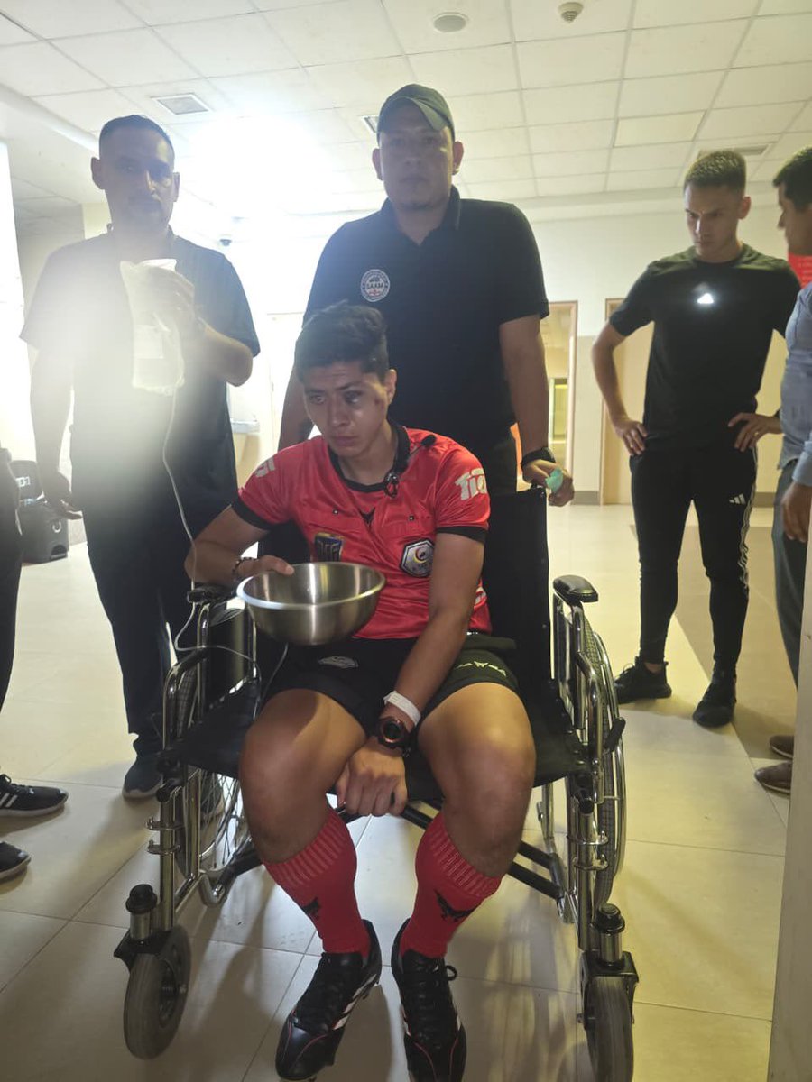 joacosaavedraq's tweet photo. Terrible lo que pasó en Segunda Categoría. Agresión al asistente número 1 por parte de un jugador. Toda la información en videos e imágenes que adjunto. Que caiga todo el peso de la ley contra el agresor. https://t.co/vgCe026Ied