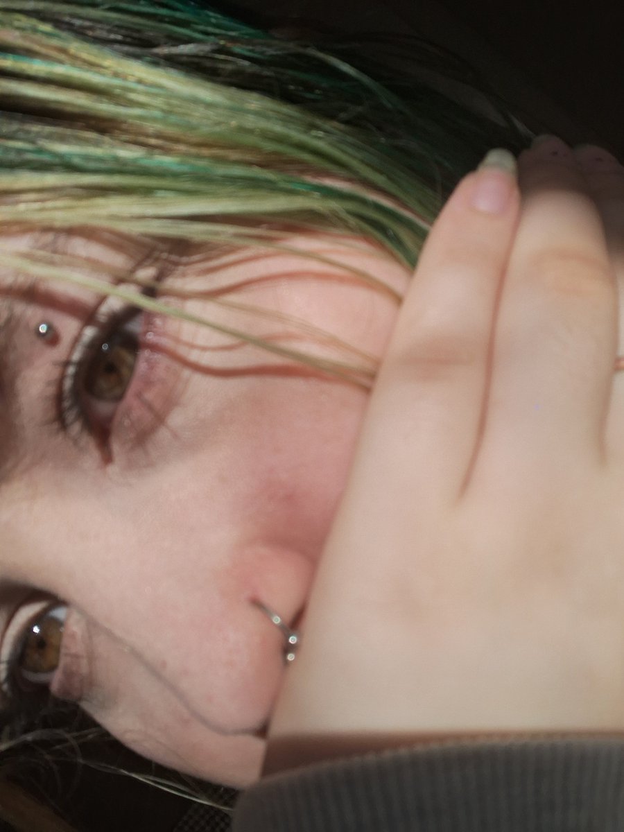 fabicamonga666's tweet photo. qro mostrar q meu olho é verde mas minha camera é uma bosta entenda o caso https://t.co/WIZO9YVvtQ