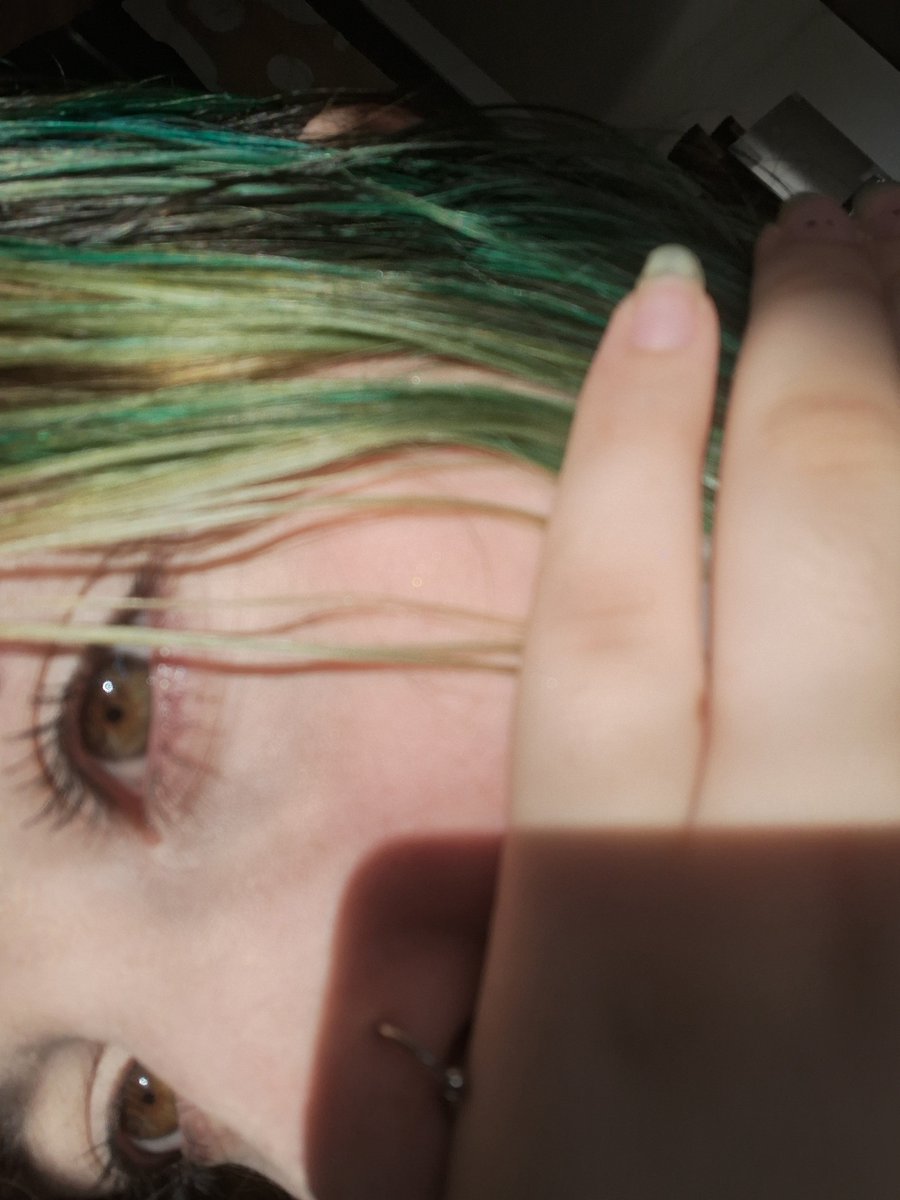 fabicamonga666's tweet photo. qro mostrar q meu olho é verde mas minha camera é uma bosta entenda o caso https://t.co/WIZO9YVvtQ