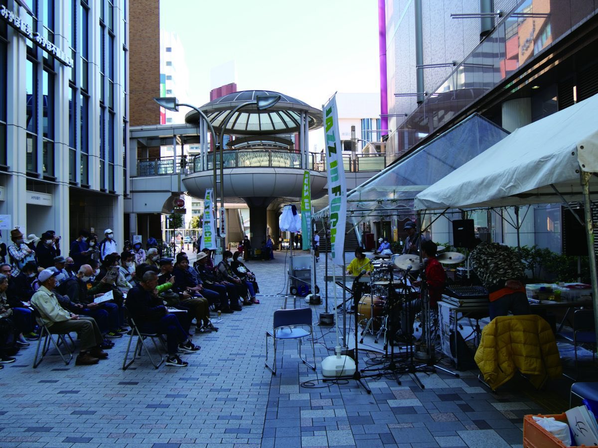 jazzinfuchu's tweet photo. 今週末10月25日(日)開催！
#JAZZinFUCHU では誰でも参加できるイベントがあります♪

#みずほ銀行前セッション
場所：みずほ銀行府中支店前
時間：15:00〜16:00
ホストバンドのレパートリーで一緒にセッションしませんか？参加希者は14:30から受付を開始！

詳細はこちら！
https://t.co/vZy1iYdmv6 https://t.co/dpDaCmUErG