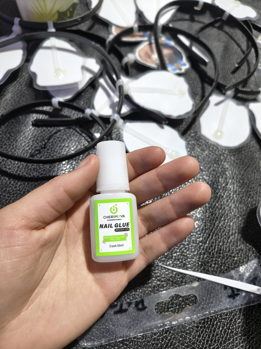 anndycherry's tweet photo. @cooshookiee Use este que es en realidad de uñas pero me sirvió mucho para pegarlo primero y después usé silicona con la pistolita para que quede más reforzado https://t.co/0yZI7Nx28J