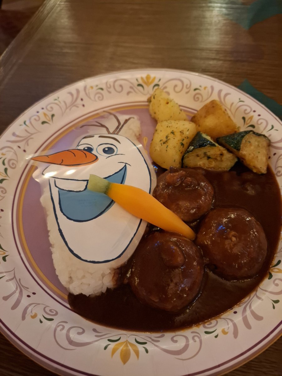 cos_rui's tweet photo. 腹ごしらえでアナ雪のレストランで食べてるよー！ https://t.co/qtnRFfBdYA