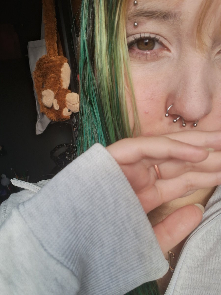 fabicamonga666's tweet photo. qro mostrar q meu olho é verde mas minha camera é uma bosta entenda o caso https://t.co/WIZO9YVvtQ