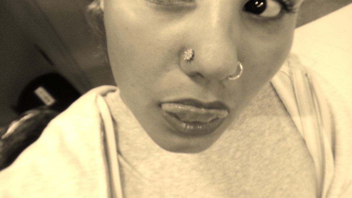 maduzp's tweet photo. Eu meio q amei essa troca de piercing https://t.co/j7UF2SNroG