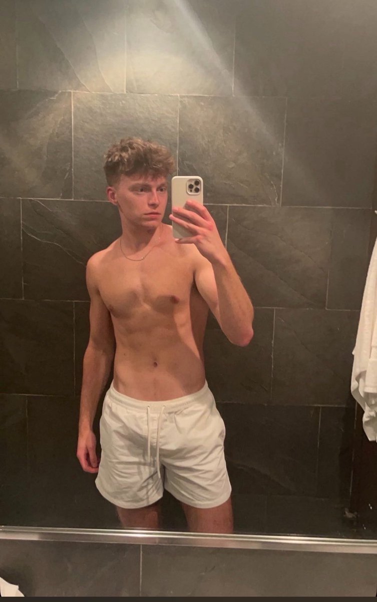 makealexgain's tweet photo. This is what a fast food addiction does to your body https://t.co/64zOgUDUpa