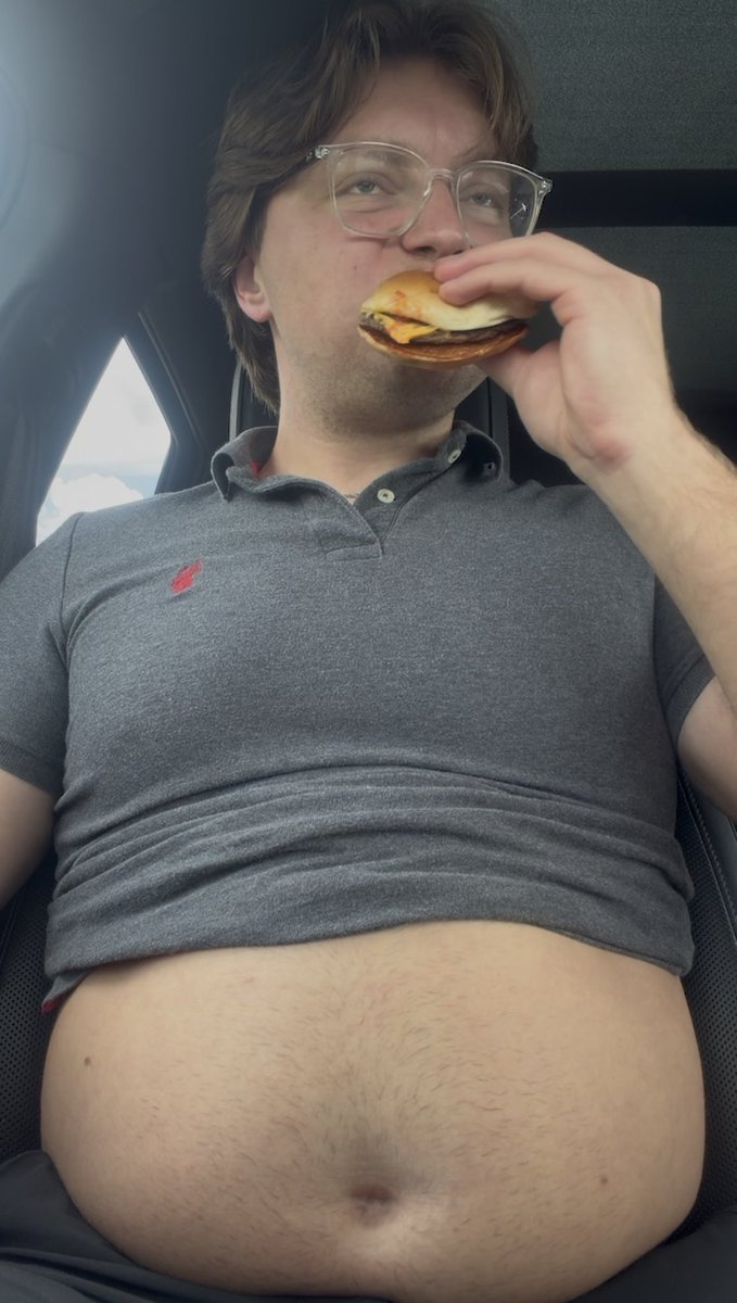 makealexgain's tweet photo. This is what a fast food addiction does to your body https://t.co/64zOgUDUpa