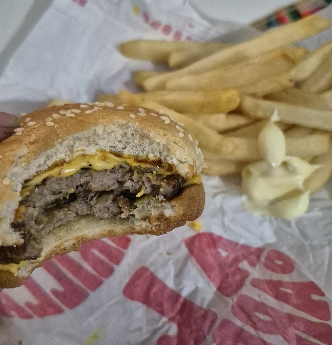 Natmyhobi's tweet photo. Hobi mirá, estoy comiendo hamburguesa. Traé la Sprite☺️ https://t.co/ZFJBNOOcKH