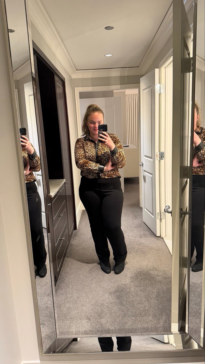 JellyJennaLife's tweet photo. Mirror shot Monday 😊 https://t.co/bJmGHVktE2