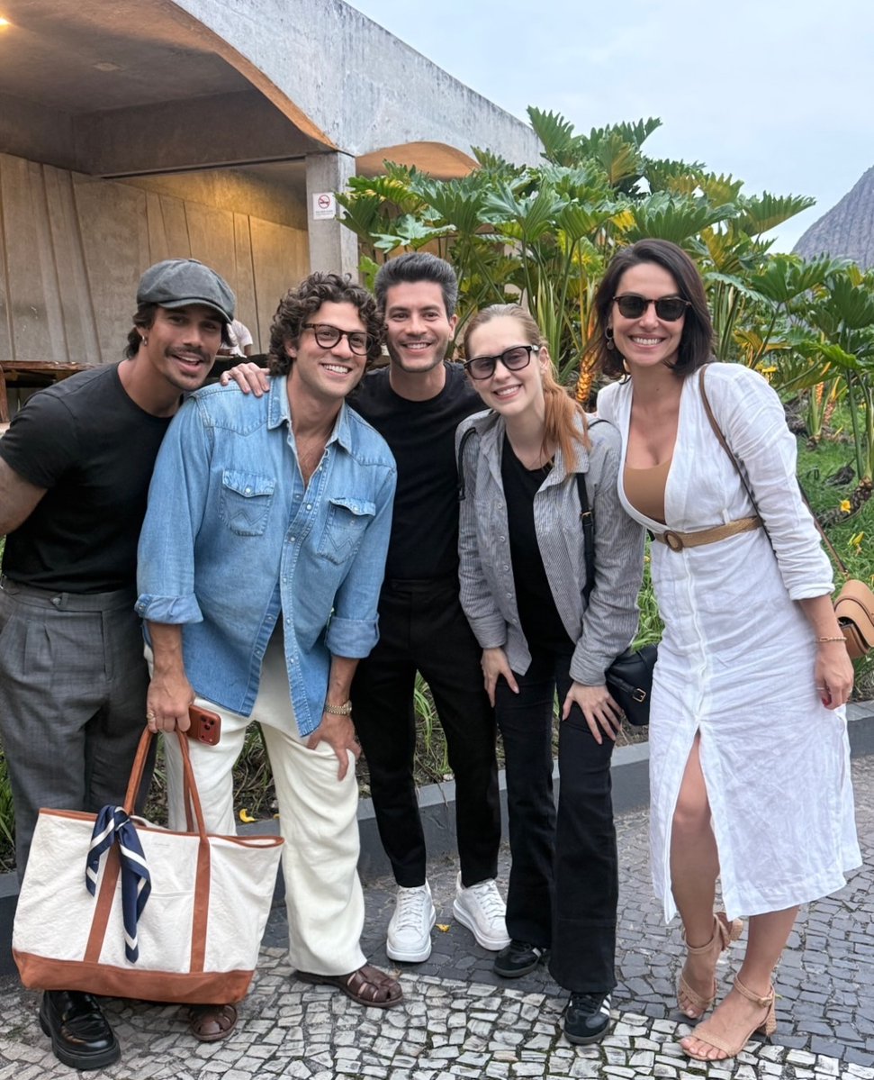 tracklist's tweet photo. “Apesar de hoje, na hora da despedida, a gente ter chorado, se abraçado, orado, agradecido, nós decidimos tirar essa foto sorrindo, SIM, sorrindo, porque era assim que ela (Lua) gostaria de ver uma foto desse reencontro”

Arthur Aguiar sobre foto com integrantes do Rebelde BR 🤍 https://t.co/wEB2WR9YGW