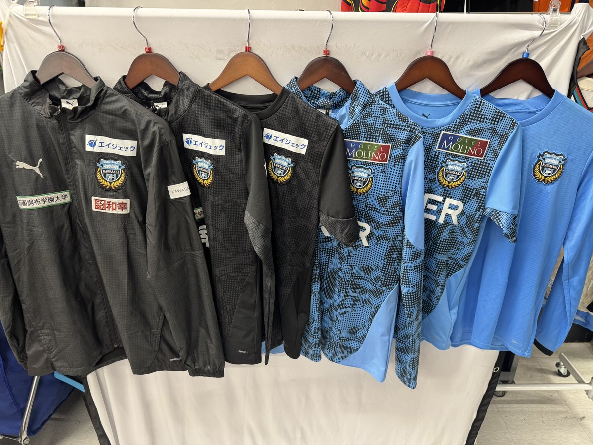 BOtarumachi_spo's tweet photo. 【🐬#川崎フロンターレ 新着情報🐬】

フルスポンサーモデルが大量入荷‼️🔥

👕25年プレマッチウーブンジャケット
👕トレーニングハーフジップ
👕プレマッチSSシャツ
👕25/26トレーニングハーフジップ
👕トレーニングSSシャツ

👕23年トレーニングLSシャツ

#frontale #Jリーグ #ブックオフ綱島樽町 https://t.co/KJ8qvLxVBZ