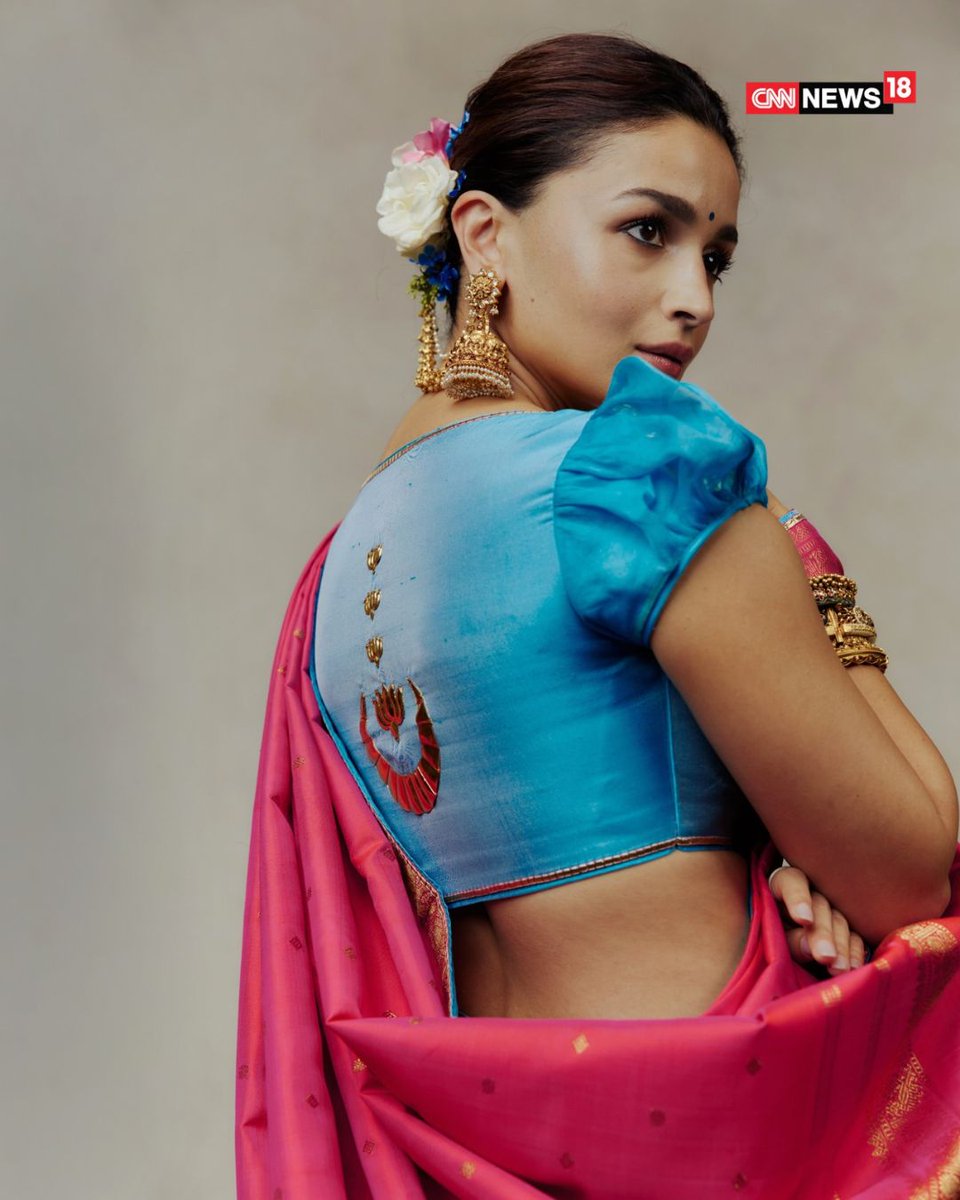 CNNnews18's tweet photo. Bollywood star Alia Bhatt attended the North Bombay Sarbojanin Durga Puja, organised by the family of her close friend and director Ayan Mukerji. The actor channelled her Rocky Aur Rani Kii Prem Kahaani character Rani Chatterjee in a red saree paired with a sky-blue puff-sleeved blouse featuring lotus and crescent moon motifs. 

She completed her festive look with a neat bun adorned with a gajra, gold jhumkas, bangles and a cocktail ring. Alia also participated in the aarti and served bhog at the pandal. Her visit came days after her husband, actor Ranbir Kapoor, who stars in Ramayana, attended the Durga Puja celebrations.

#AliaBhatt #Bollywood #DurgaPuja