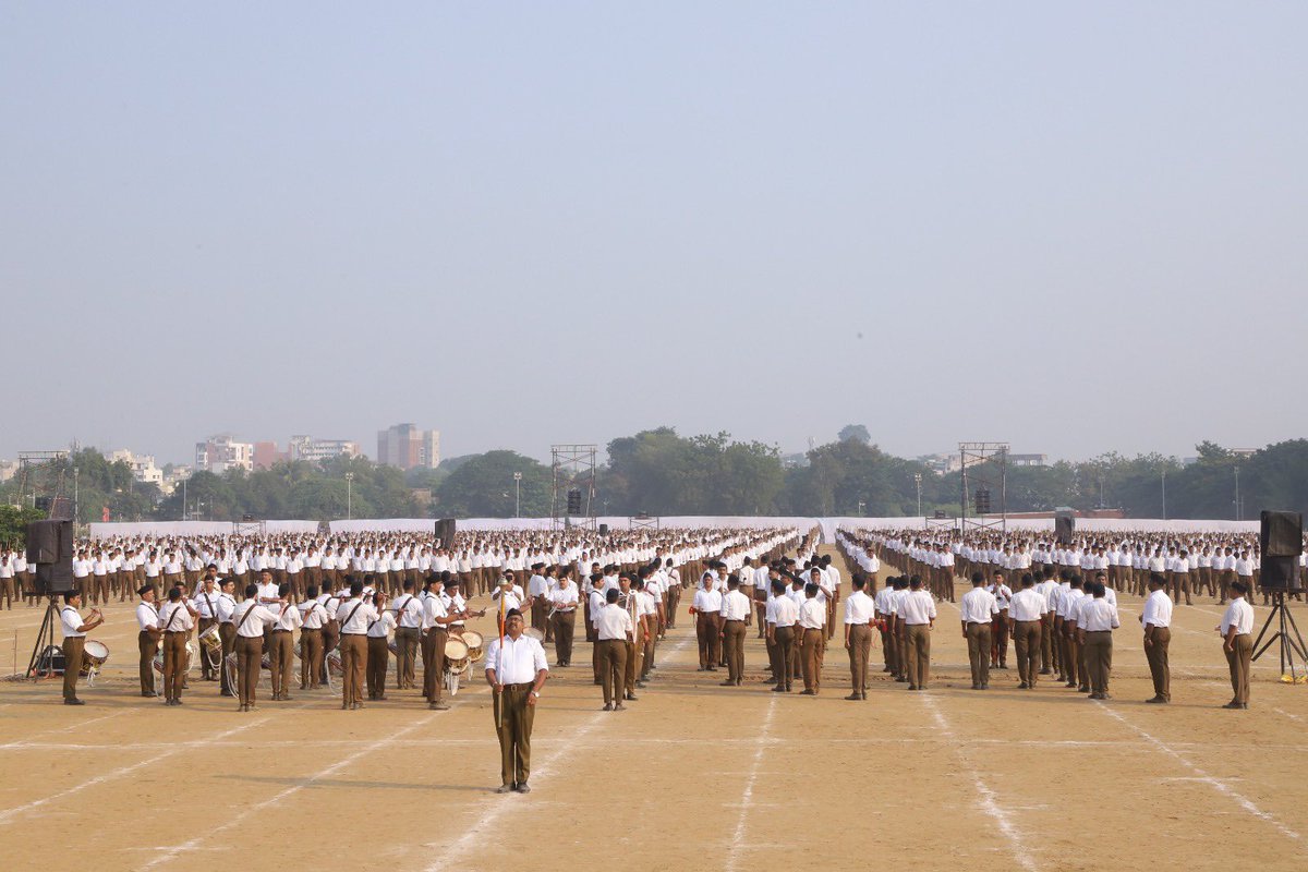 RSSorg's tweet photo. आन्दोलन करने वाला समाज का कोई समूह हो, शांति व सुव्यवस्था कायम रखने के लिए कार्यवाही करने वाला शासन-प्रशासन या राजनीतिक नेतागण हो, हमारी करनी के कारण किसी प्रकार की अनबन, द्वेष, त्वेष, मलाल या विभाजन पैदा नहीं होना चाहिए, भावनाएं तीव्र होने पर भी कानून की मर्यादा में, भद्र व्यवहार के संकेतों की मर्यादा में हमारी कृतियाँ हों, यह ध्यान रखना चाहिए। - डा मोहन भागवत जी 
RSS #Vijayadashami