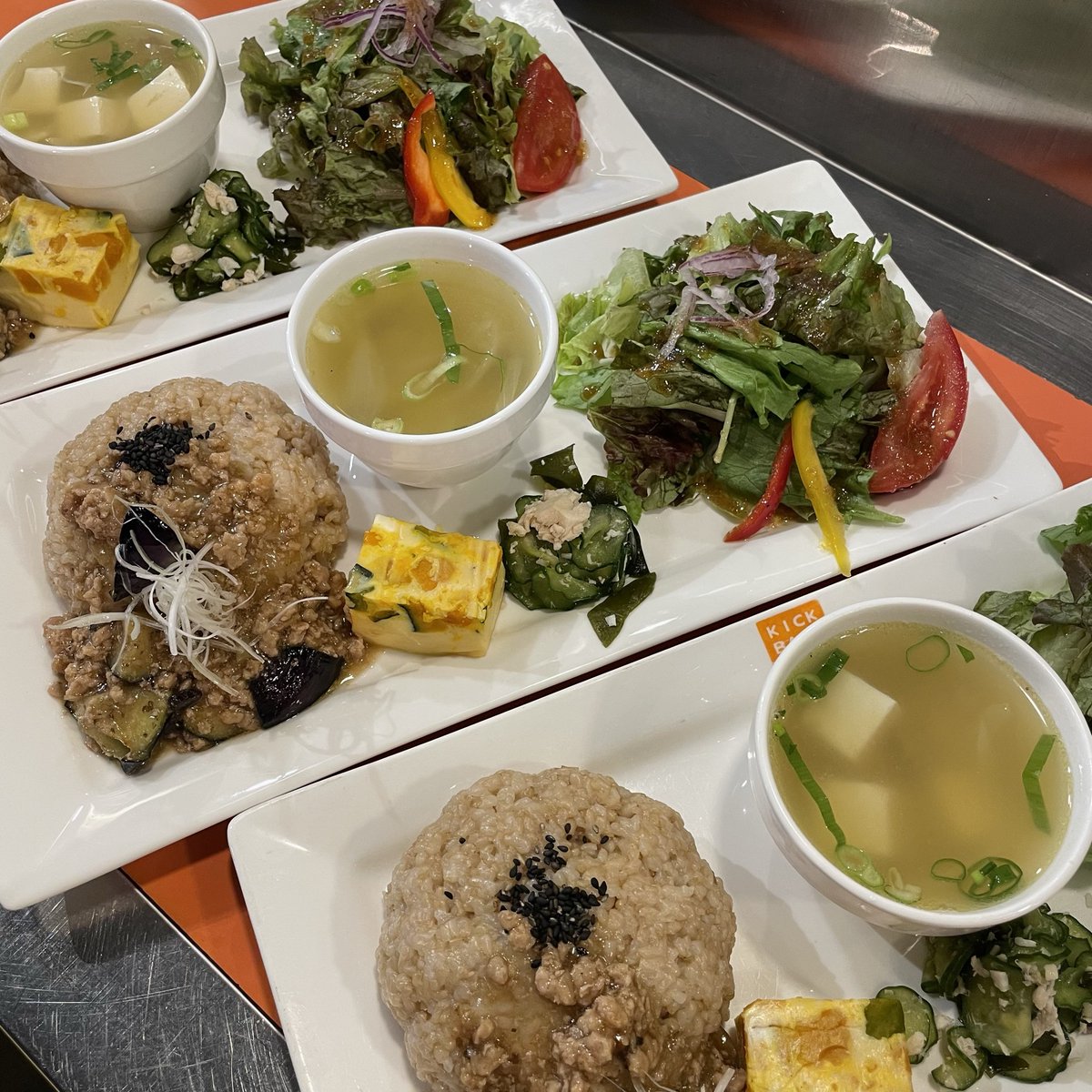 KickBackCafe's tweet photo. どんぐり爆弾が投下されるキックバックのテラス席な今日この頃😆
あ、テントがあるので当たることはないですYO
本日のランチはこちらです🍁
大好評、不知火のフィナンシェも焼き上がっております🍊

本日も21時まで元気に通常営業〜🥳 https://t.co/j2Z1HQxoBV