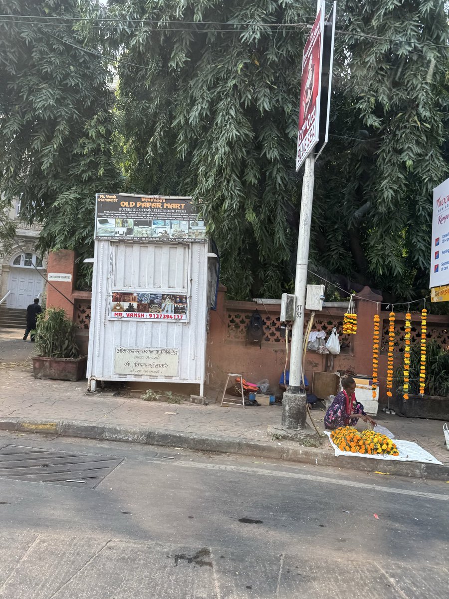 BombaySpy's tweet photo. Peak Corruption
Thanks to the tireless work of Bombay’s Most Corrupt (@mybmc) we now have beggars converting to illegal hawkers selling flowers for Dusshera on every footpath across Mumbai.
Welcome to the Village that is the financial capital of Vishwaguru.
#PedestrianFirst https://t.co/dtDM7sKCXl
