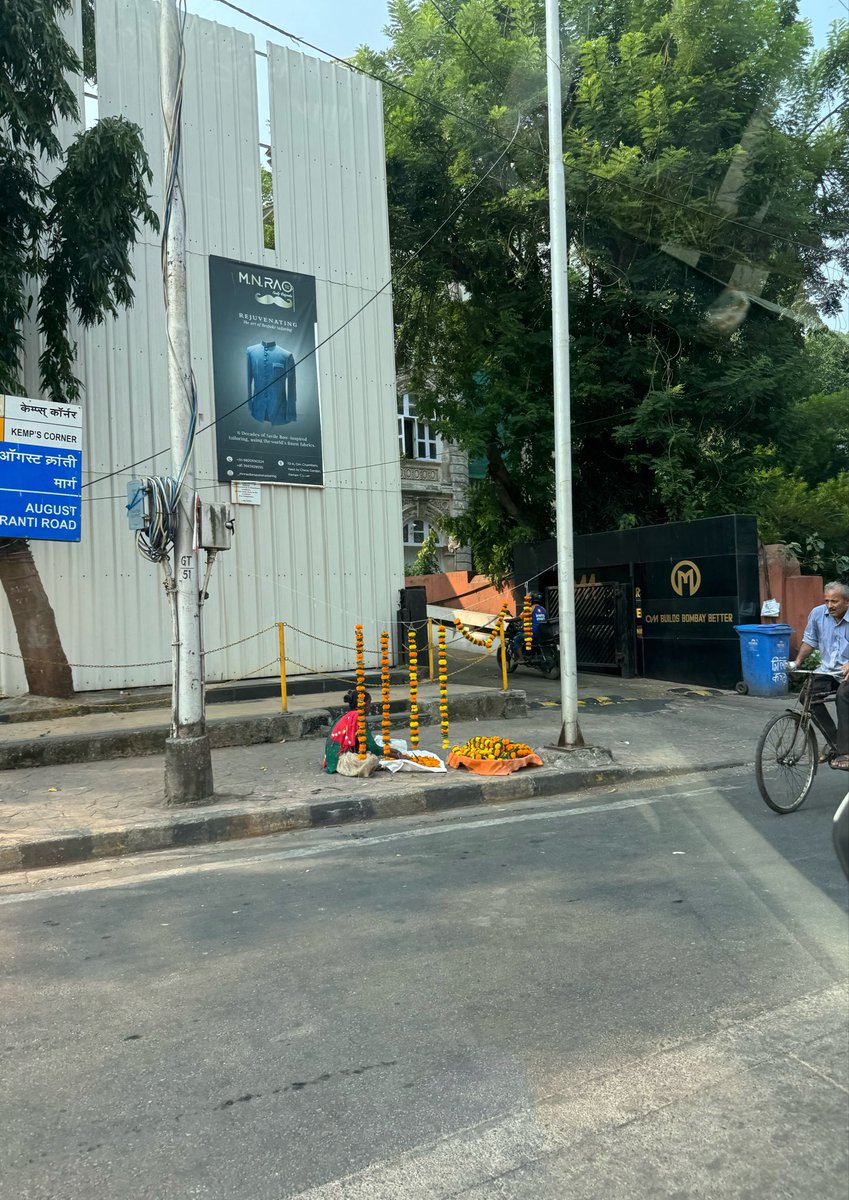 BombaySpy's tweet photo. Peak Corruption
Thanks to the tireless work of Bombay’s Most Corrupt (@mybmc) we now have beggars converting to illegal hawkers selling flowers for Dusshera on every footpath across Mumbai.
Welcome to the Village that is the financial capital of Vishwaguru.
#PedestrianFirst https://t.co/dtDM7sKCXl