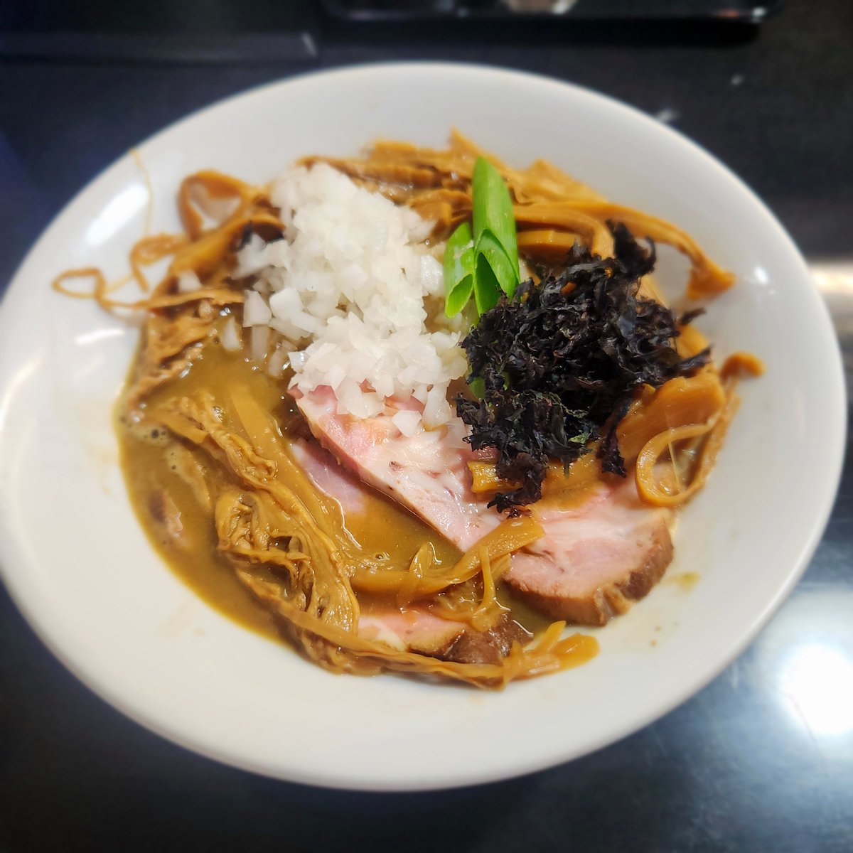 810_LUSH's tweet photo. 麺処 晴@入谷
濃厚そば(背黒3種鯵1種)
穂先メンマW・玉ねぎ(ハーフ) https://t.co/zyg04VIEw7