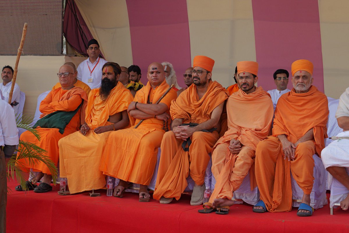 RSSorg's tweet photo. स्वयंसेवक समाज में सामाजिक उद्यम खड़ा करने का प्रयास करते है। ग्रामीण विद्यालयों को ध्यान में रखते हुए स्वयंसेवकों के प्रयासों का अनुभव उत्साहवर्धक है। 21 प्रान्तों के 210 जिलों में लगभग 1296 विद्यालयों में देखा गया कि जहाँ ग्रामवासियों का सहभाग व स्वयंसेवकों का साथ रहा,वहां छात्रों की उपस्थिति, सीखने का स्तर तथा अभिभावकों की सहभागिता में सुधार आया।
RSS #Vijayadashami