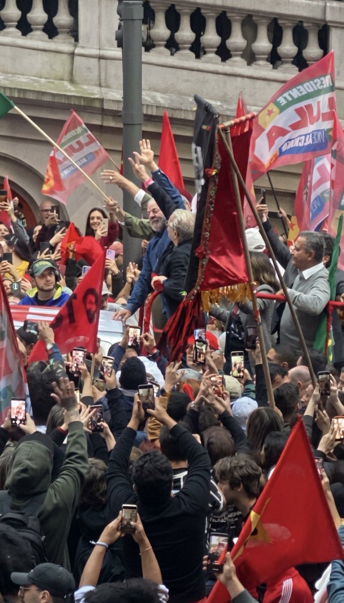 NatyCassal's tweet photo. Há muito tempo que eu não andava nas ruas de um Porto tão Alegre! https://t.co/rlYky78eqW