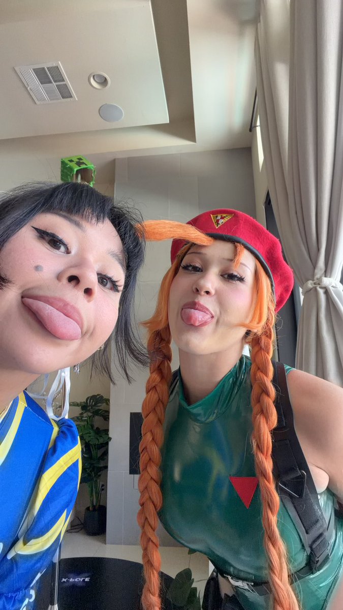 fayedawnx's tweet photo. the duality 😅 @tabi_fit https://t.co/AW1uRWX1Xh
