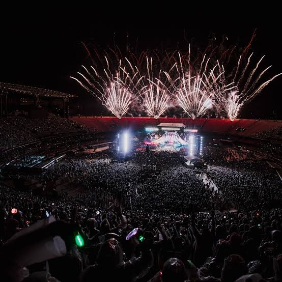 IPurpleYou_Nari's tweet photo. A estrutura do seu grupo não chega a metade das torneladas da Arirang tour na Latam.

Manda seus favs flopados com sua estrutura minúscula sair dessa discussão. https://t.co/pfXAcOwVPr