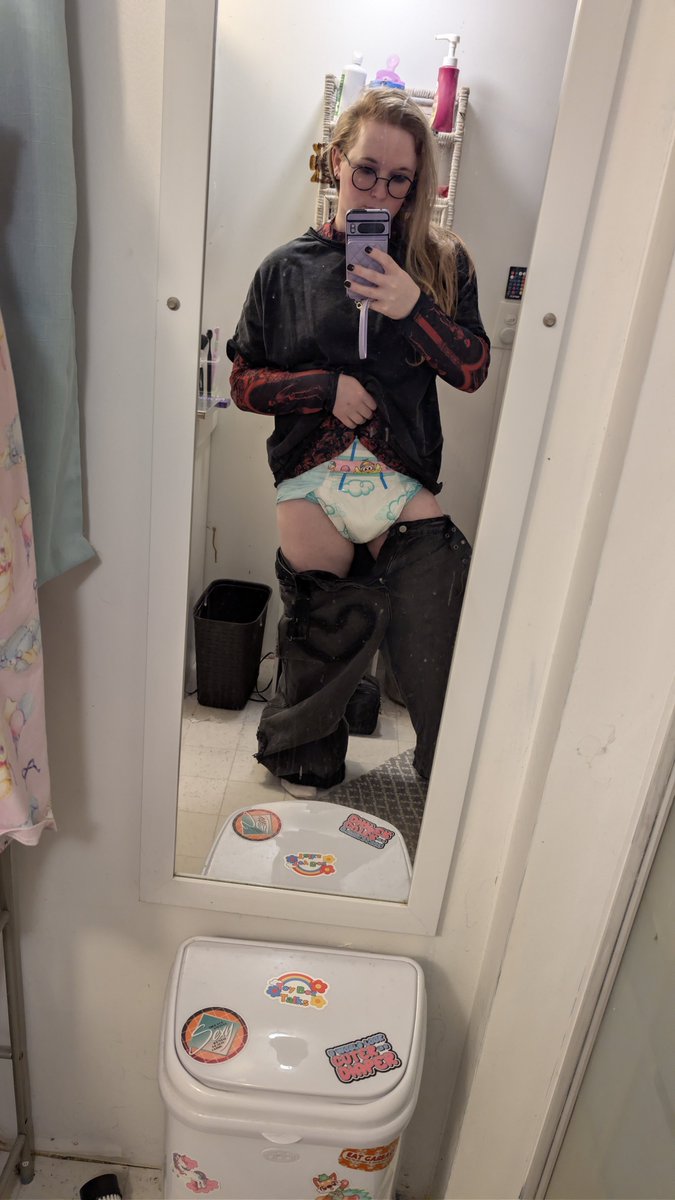 lilCabbagepatch's tweet photo. Girls wear wide fit pants for ONE reason and we all know it 🤭 https://t.co/r2L8nU5yhI