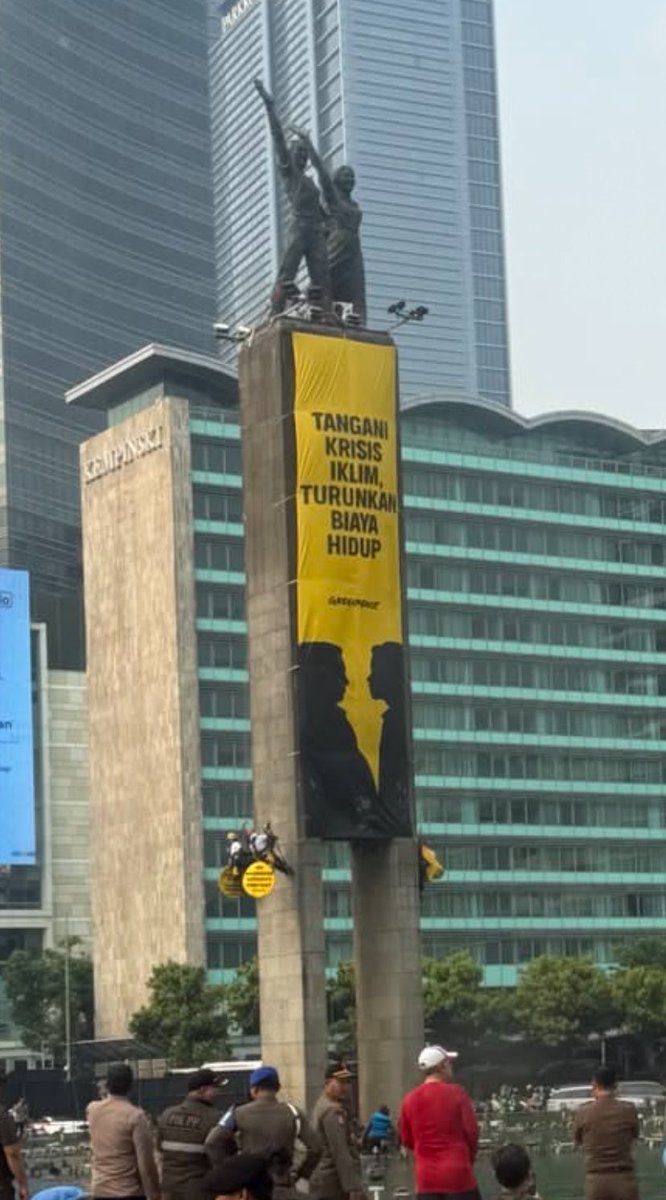 itszweedy's tweet photo. Negara Demokrasi ❌
Negara Pemerintah Anti Kritik ✅

Negara demokrasi apa yang kaya gini? Bannernya juga baru aja dipasang kok udh disuruh nyopot, takut kok sama banner?? 

Btw, SALUTE TO GREENPEACE!! https://t.co/Oq3Sru9bX2