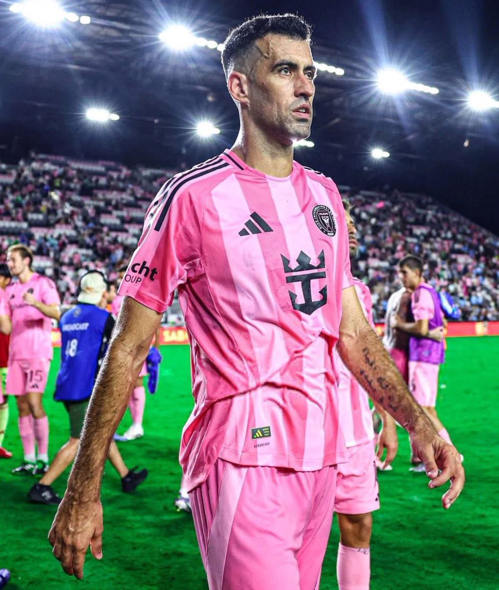 MotivacionesF's tweet photo. 🇪🇸 SERGIO BUSQUETS: “No tuve que correr más rápido que nadie… solo tuve que pensar antes. Lo entendí temprano: mi juego no era velocidad, era control; no era fuerza, era pausa. A veces criticaron que no se me notara, que mi trabajo fuera ‘invisible’. Pero ese fue siempre el objetivo: que todo funcionara sin ruido, sin caos, sin que nadie se diera cuenta.”

“Ser pivote fue aprender a vivir con la presión de saber que un error mío podía romper al equipo. Pero también fue entender que el fútbol se gana en el equilibrio. Y yo elegí ser eso: el equilibrio en medio del huracán.”