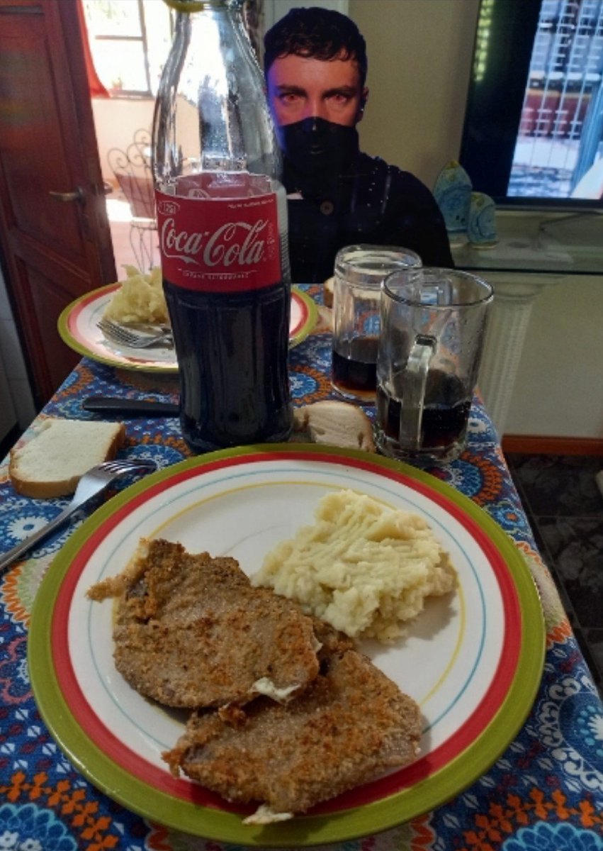 vignettysoul's tweet photo. -mamá, nova bishop dice que quiere otra milanesa........... https://t.co/AqLcI91gCq