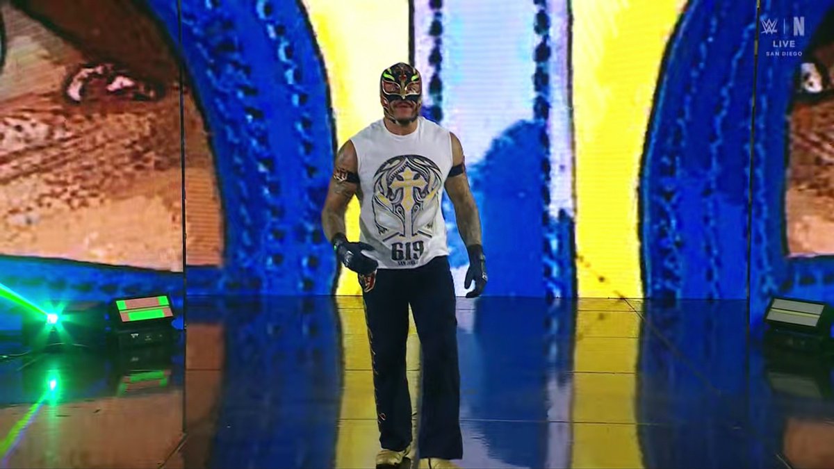 richard93612's tweet photo. Entra Rey Mysterio #Booyaka-#MasterOf619 (el mayor luchador carismático por la gente) el #WWEHOF y GG de #LuchaLibreAAA a #WWERAW de #WWE ante el #WWEUniverse. Por #ICTitle en una #TripleThreatMatch.
#WWEEspañol #WWEonNETFLIX #RAWonNETFLIX https://t.co/AytdfQPch2