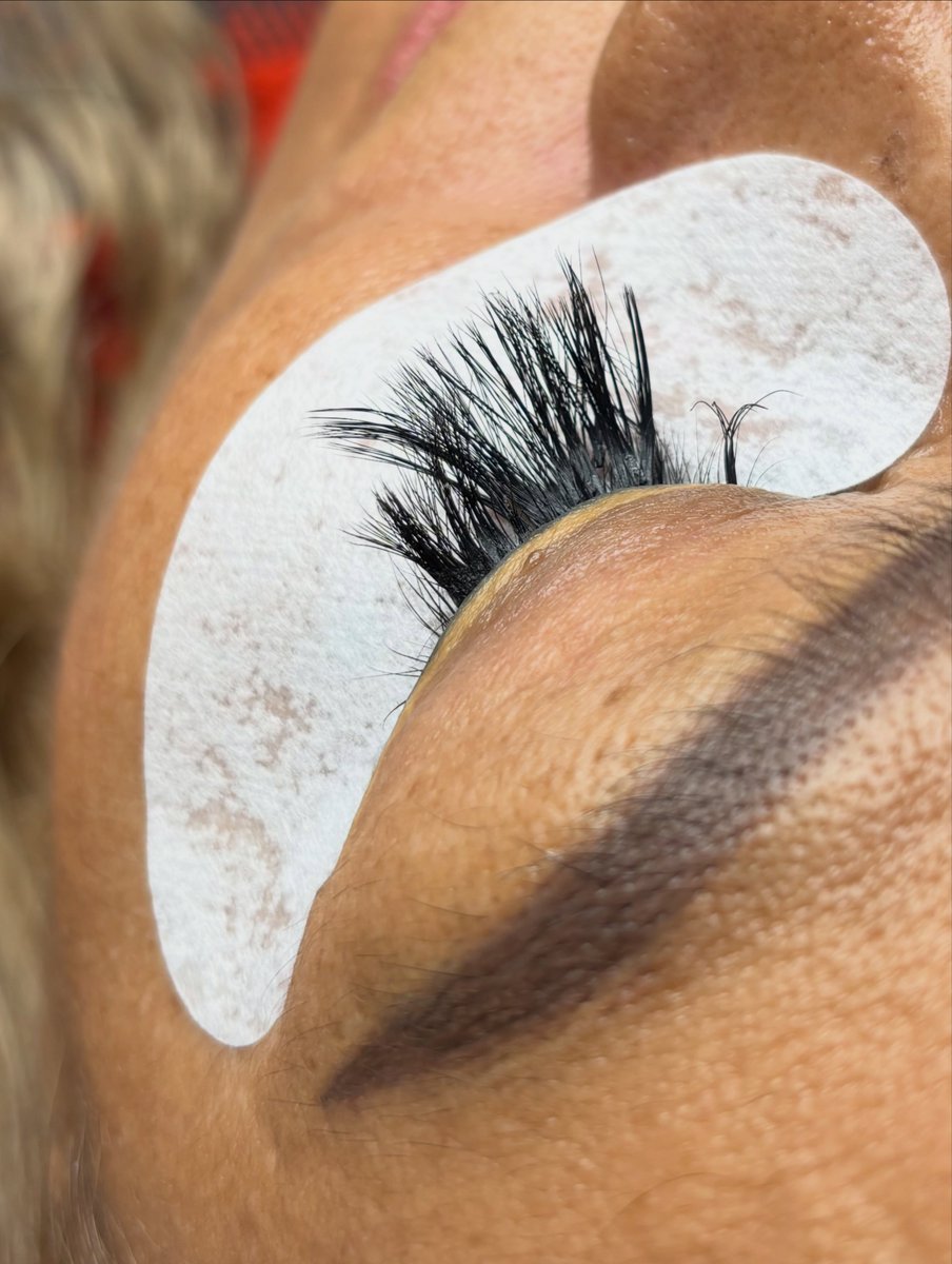 foucherjacmxle's tweet photo. How my client arrived; she had her previous set removed and a new set applied. https://t.co/MM86Q6aqYP